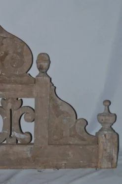 Deux parties de rambardes, genre de corbeaux du XIXème. siècle en bois sculpté