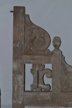 Deux parties de rambardes, genre de corbeaux du XIXème. siècle en bois sculpté