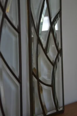Deux vitraux en verre biseauté et laiton