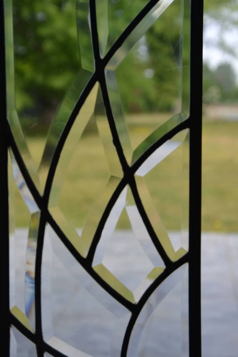 Deux vitraux en verre biseauté et laiton