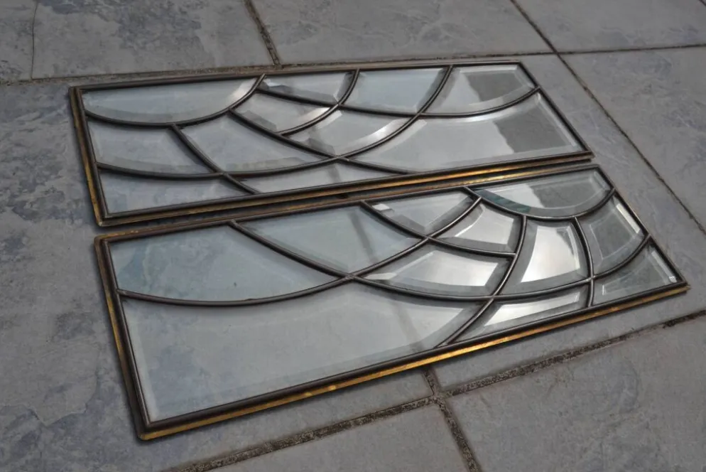 Deux vitraux en verre biseauté et laiton