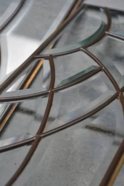 Deux vitraux en verre biseauté et laiton