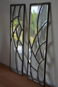 Deux vitraux en verre biseauté et laiton