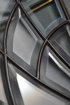 Deux vitraux en verre biseauté et laiton