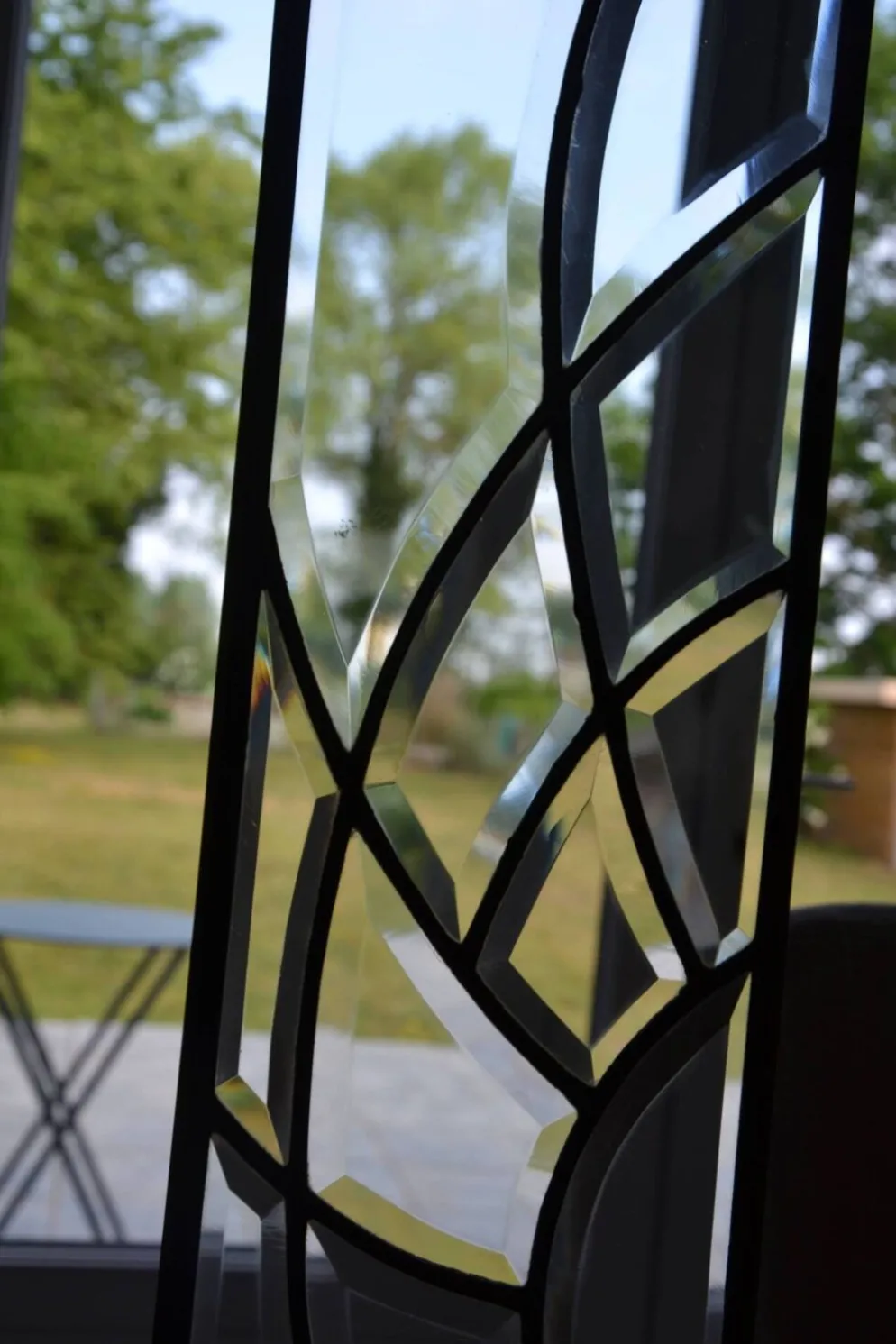 Deux vitraux en verre biseauté et laiton