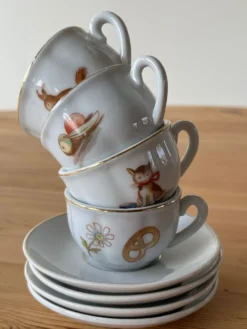 Dinette en faïence, 4 tasses et 4 sous-tasses