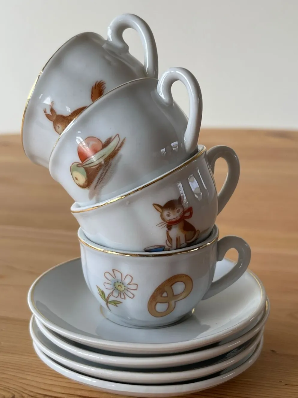 Dinette en faïence, 4 tasses et 4 sous-tasses