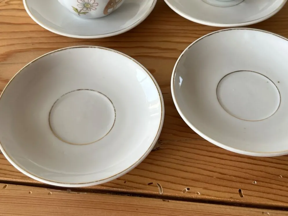Dinette en faïence, 4 tasses et 4 sous-tasses