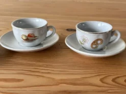 Dinette en faïence, 4 tasses et 4 sous-tasses