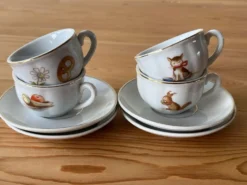 Dinette en faïence, 4 tasses et 4 sous-tasses