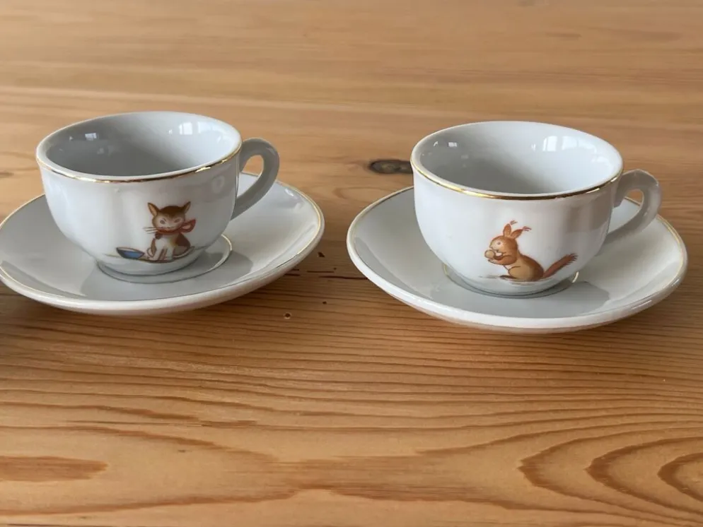 Dinette en faïence, 4 tasses et 4 sous-tasses