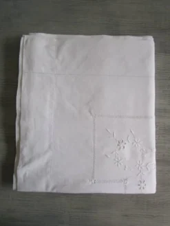 Drap ancien brodé et broderie de jours – 170 x 300 cm