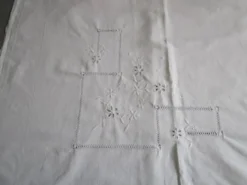 Drap ancien brodé et broderie de jours – 170 x 300 cm