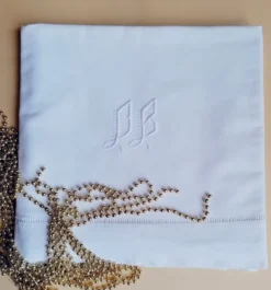 Drapé ancien brodé monogramme initiales D B