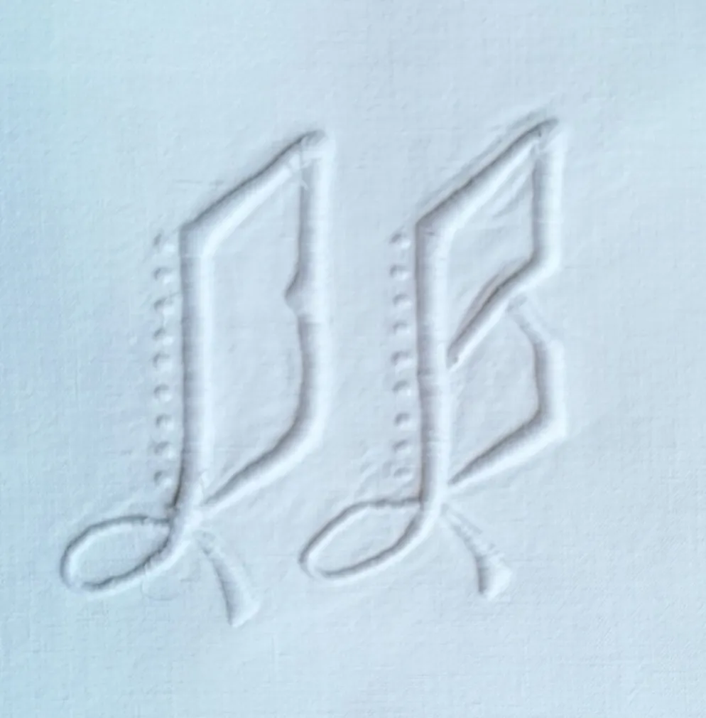 Drapé ancien brodé monogramme initiales D B