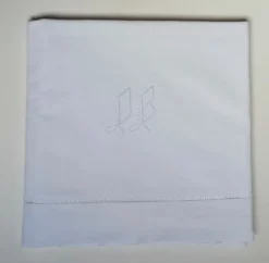 Drapé ancien brodé monogramme initiales D B