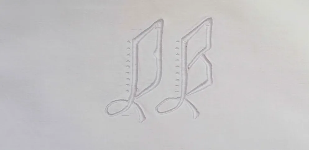Drapé ancien brodé monogramme initiales D B