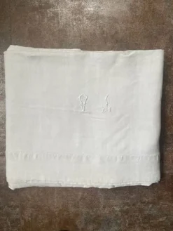 Drap ancien en lin monogramme VI