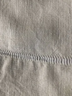Drap ancien en lin monogramme VI