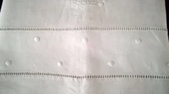 Drap ancien en lin monogrammé JB Brodé de pois et jours échelles en retour