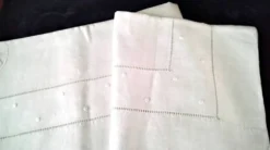 Drap ancien en lin monogrammé JB Brodé de pois et jours échelles en retour