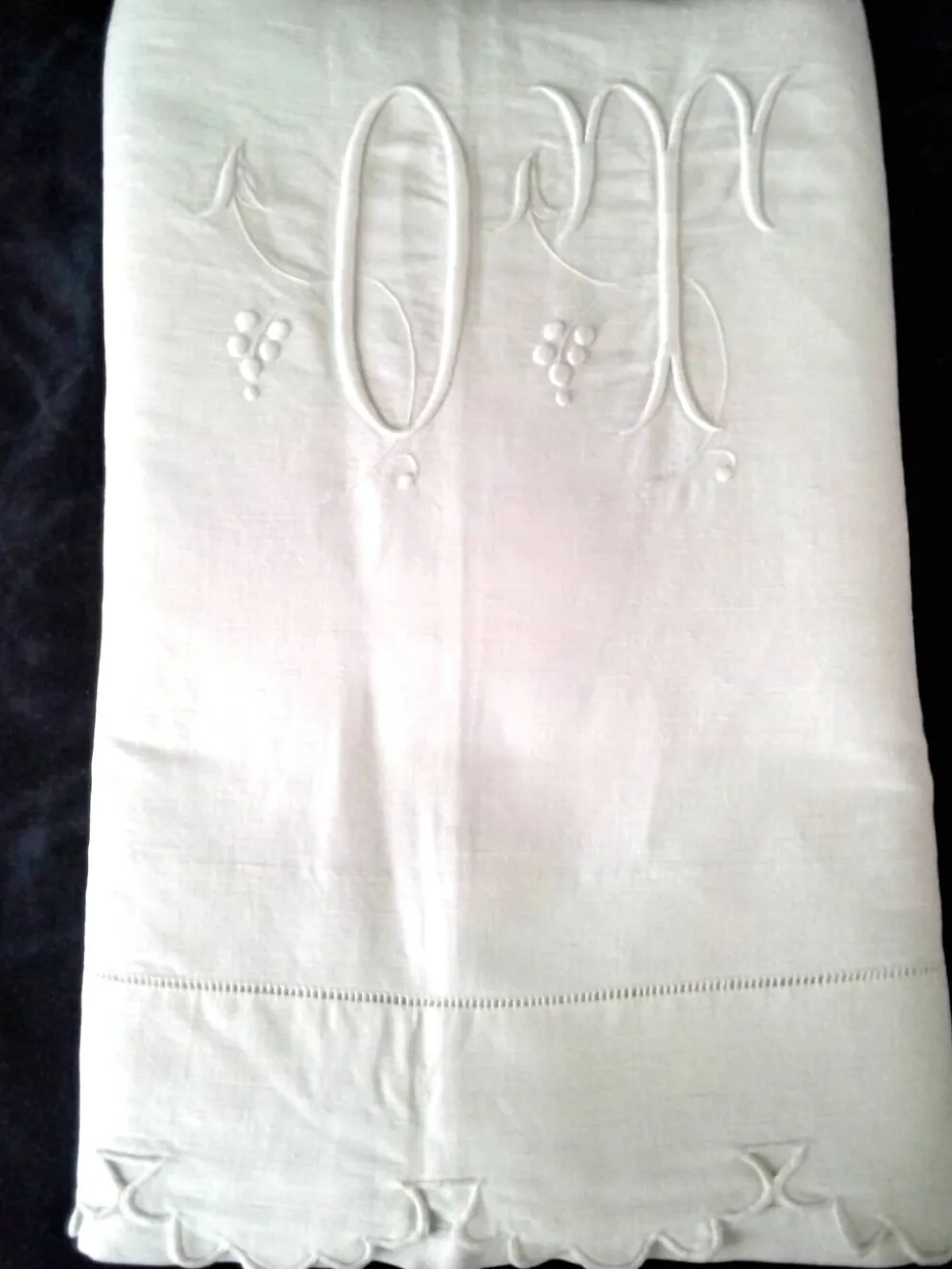 Drap ancien en lin monogrammé OT