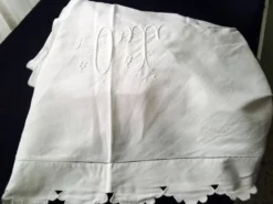 Drap ancien en lin monogrammé OT