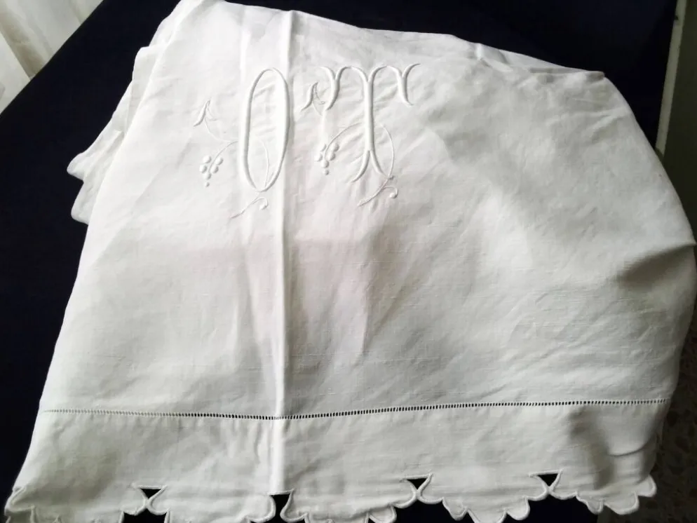 Drap ancien en lin monogrammé OT