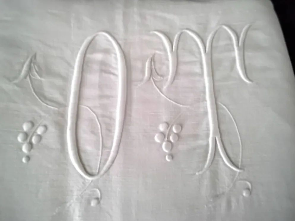 Drap ancien en lin monogrammé OT