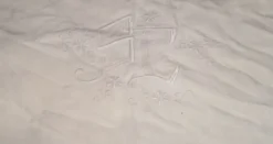Drap ancien en lin ou métis à 3 rangées de jours avec retours