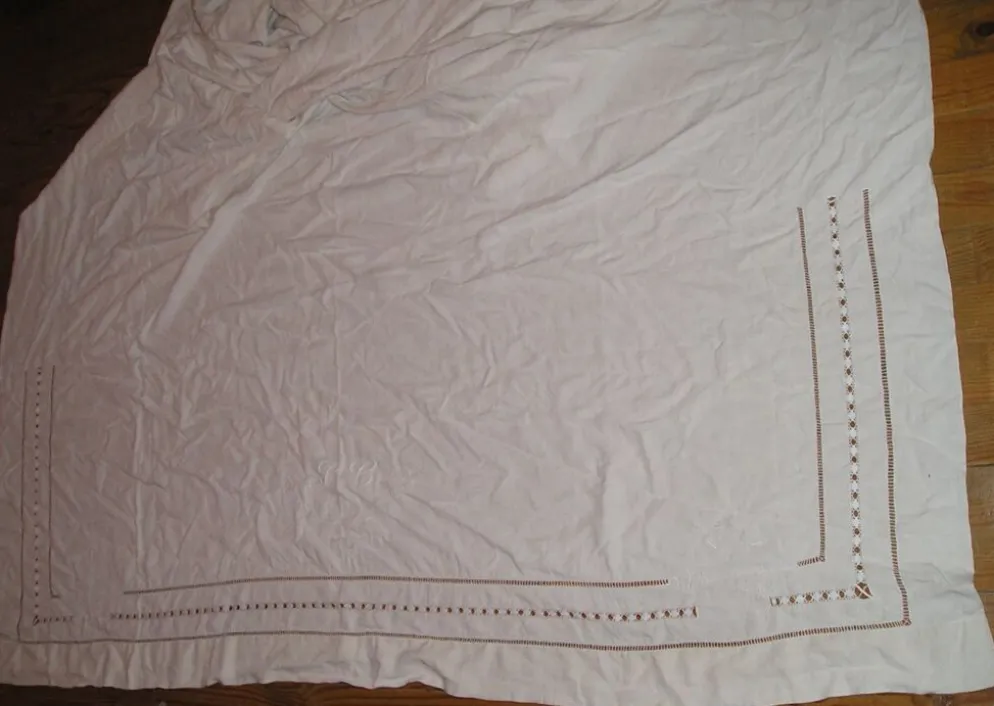 Drap ancien en lin ou métis à 2 rangées de jours avec retours
