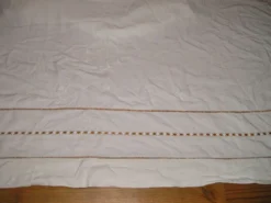 Drap ancien en lin ou métis à 3 rangées de jours avec retour
