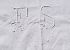 Drap ancien en métis, monogrammé FS avec jour Venise