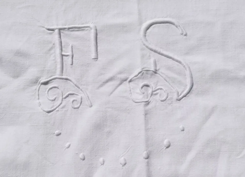 Drap ancien en métis, monogrammé FS avec jour Venise