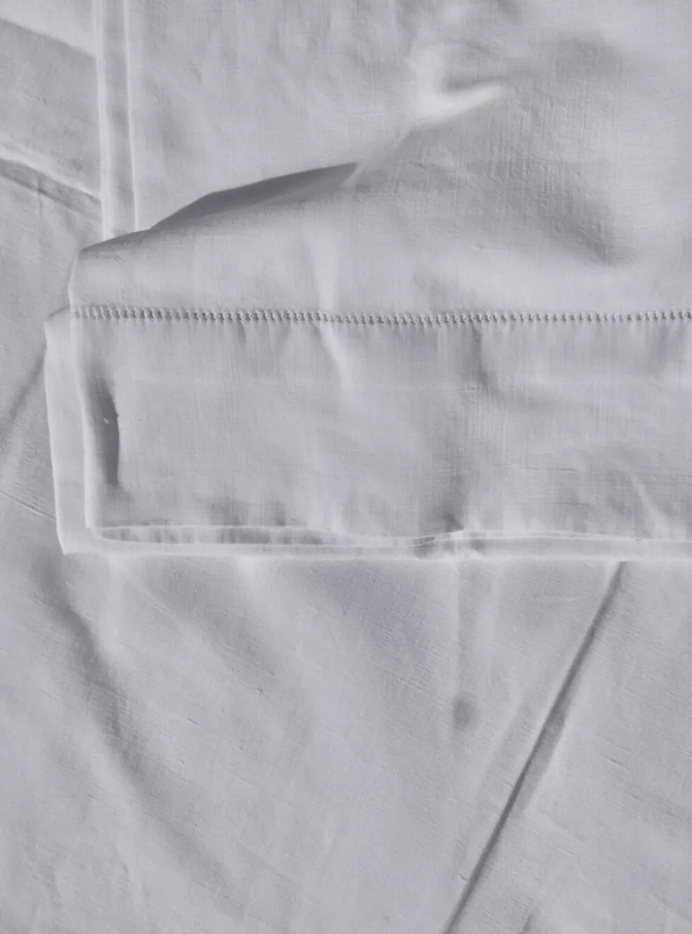 Drap ancien en métis, monogrammé FS avec jour Venise