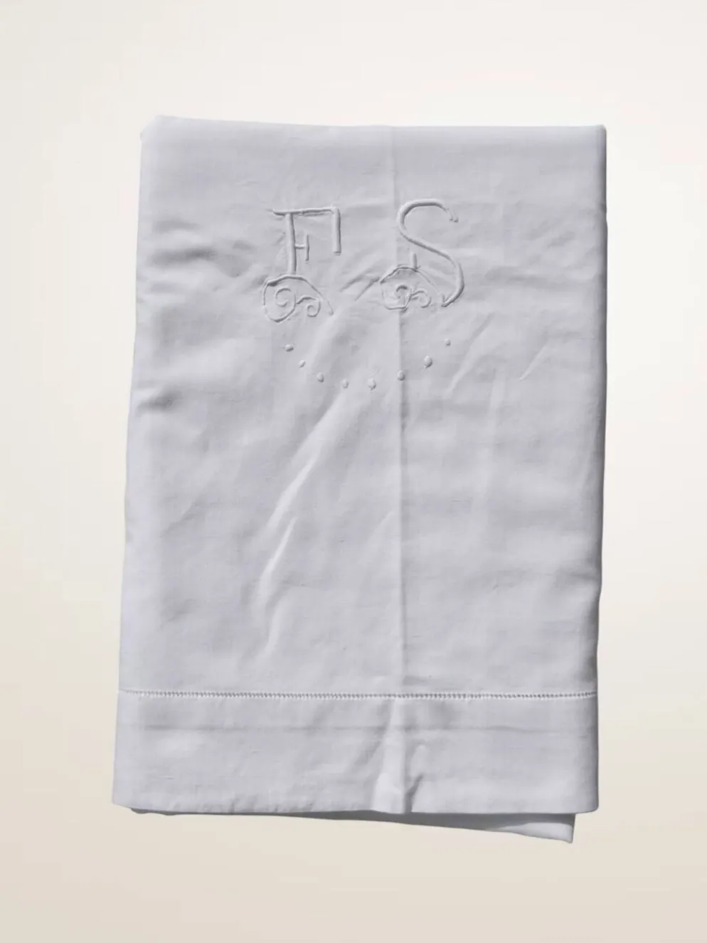 Drap ancien en métis, monogrammé FS avec jour Venise
