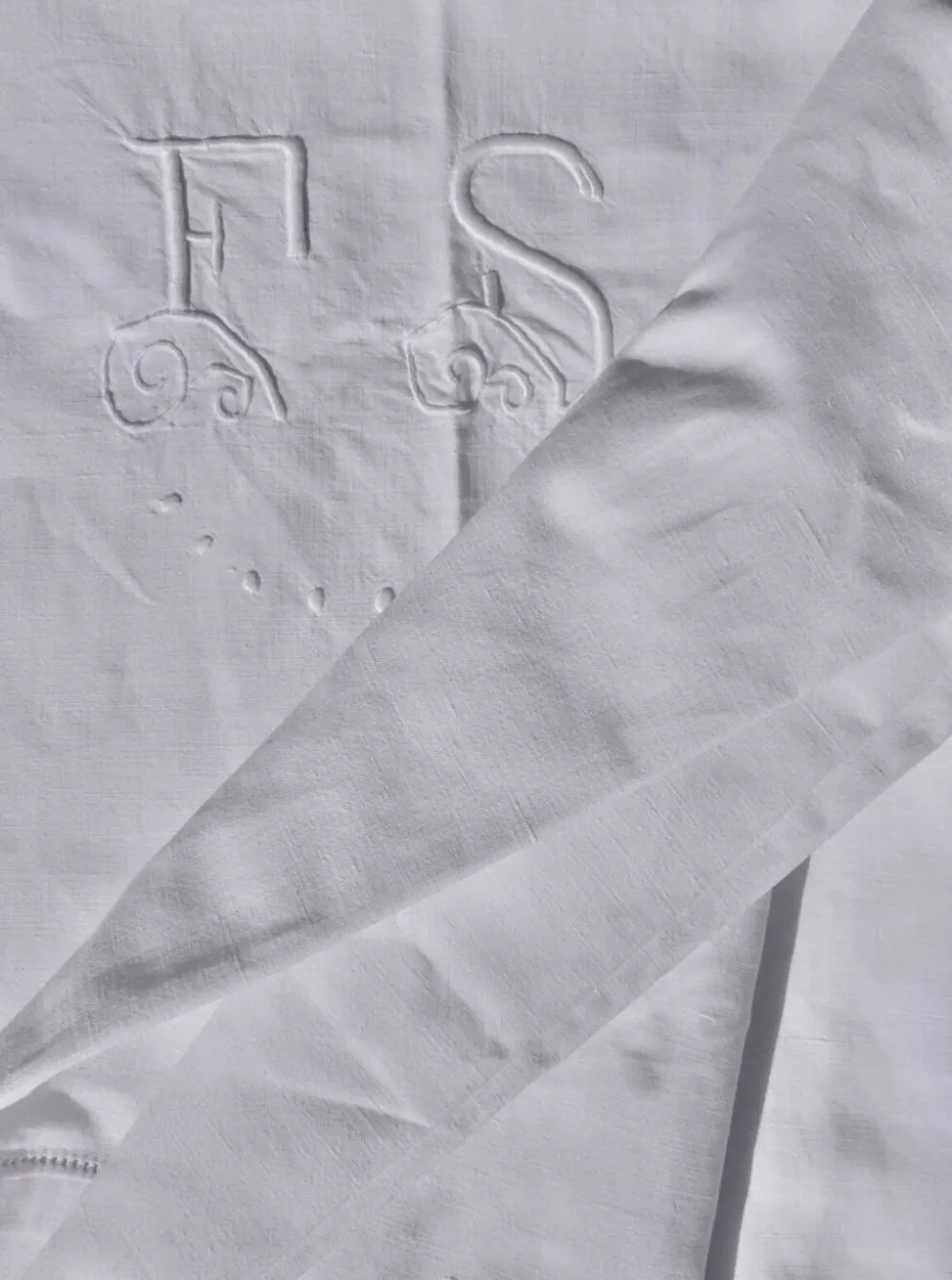 Drap ancien en métis, monogrammé FS avec jour Venise
