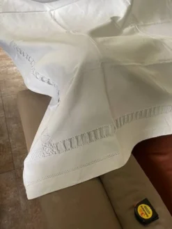 Drap ancien monogramme LR en lin et coton brodé