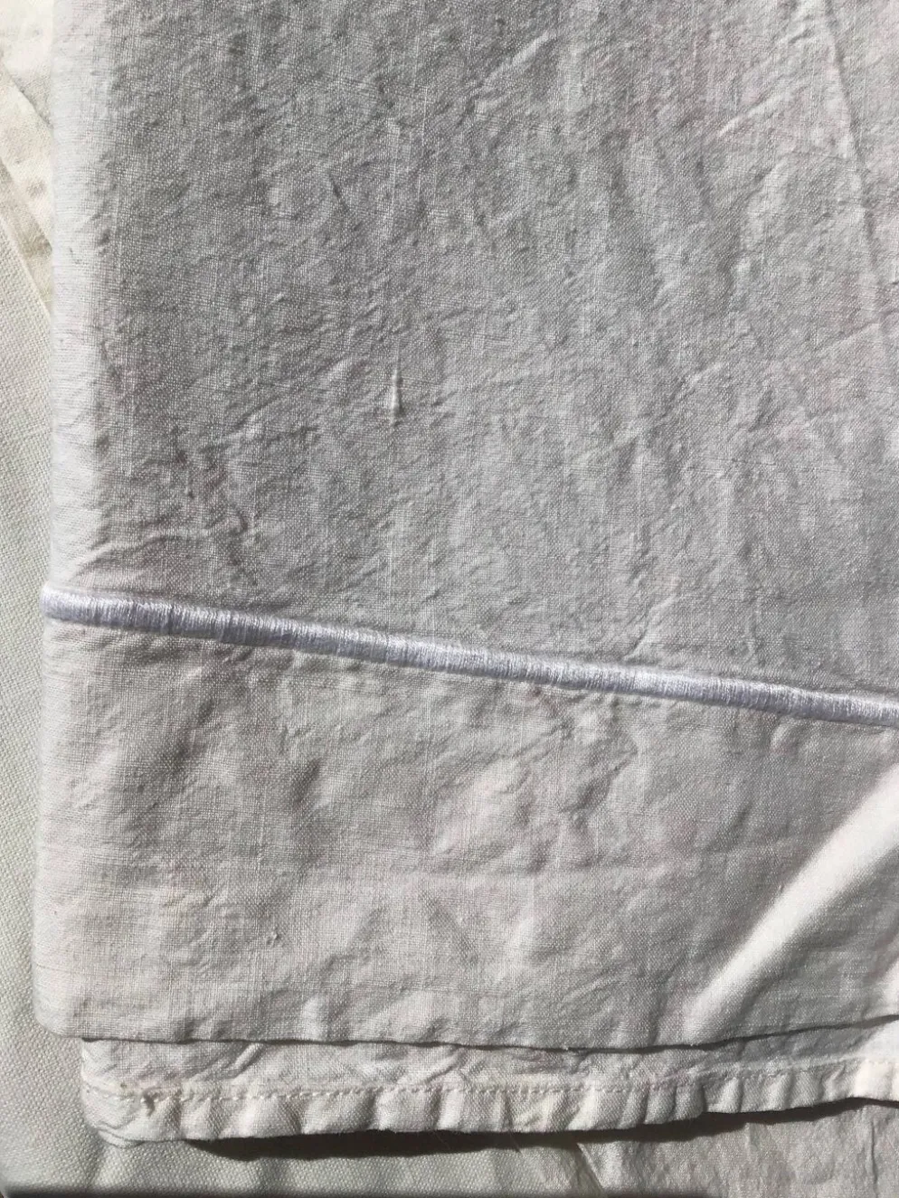 Drap BF broderie bourdon relief pastilles