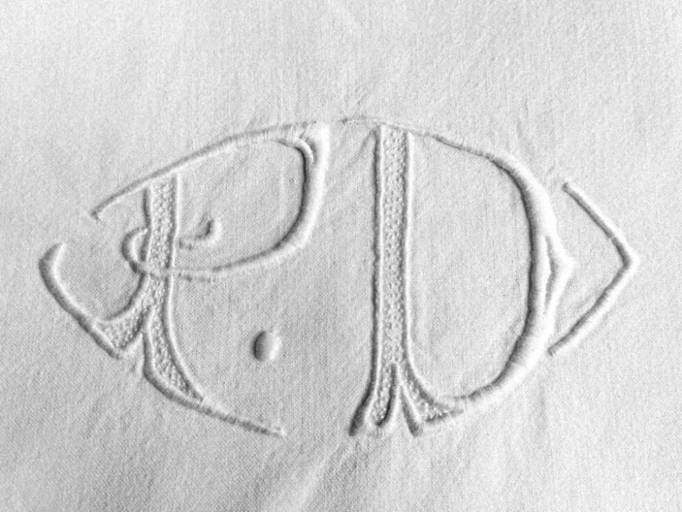 Drap brodé chiffres monogramme initiales P et D