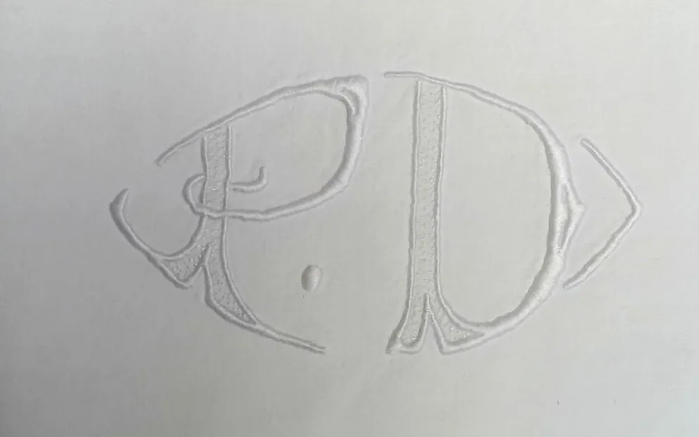 Drap brodé chiffres monogramme initiales P et D