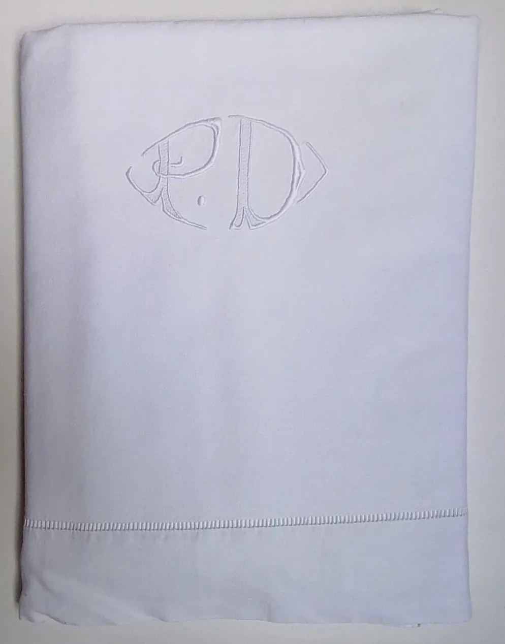 Drap brodé chiffres monogramme initiales P et D