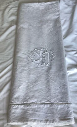 Drap brodé main metis