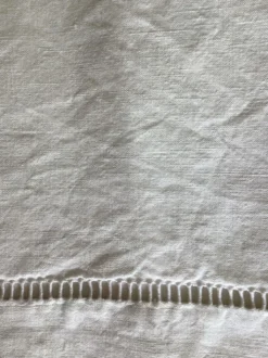 Drap brodé main metis