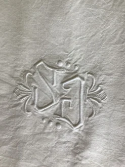 Drap brodé main metis