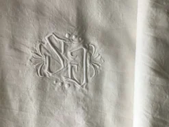 Drap brodé main metis