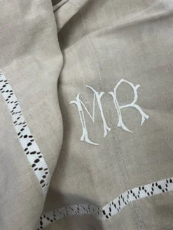 Drap en lin brodé avec monogramme MR