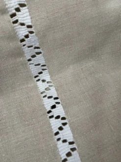 Drap en lin brodé avec monogramme MR