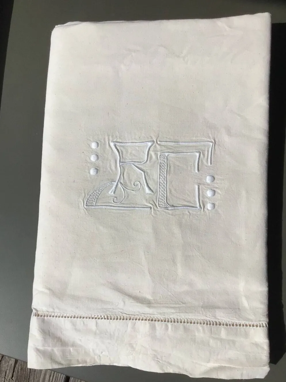 Drap neuf brodé RC en métis à jour Venise