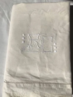 Drap neuf brodé RC en métis à jour Venise
